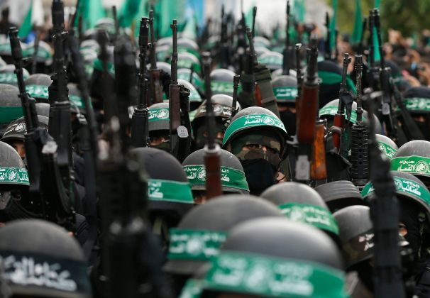 Foto: Miembros palestinos de al -Qassam , el brazo armado del movimiento Hamas , participan en un desfile militar que marca el 27 aniversario de la fundación de Hamas / Reuters