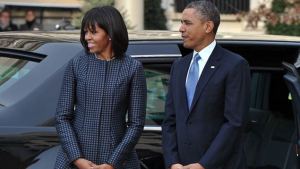 Michelle Obama explica a niños la ruta de Santa