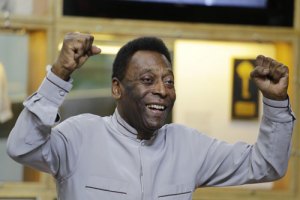 Pelé se siente mejor tras internarse en Francia