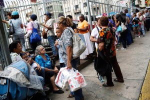 Barriadas de Caracas, molestas con Maduro por alzas de precios y escasez