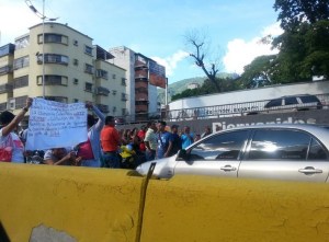 Protesta mantiene cerrada la avenida Libertador (Fotos)