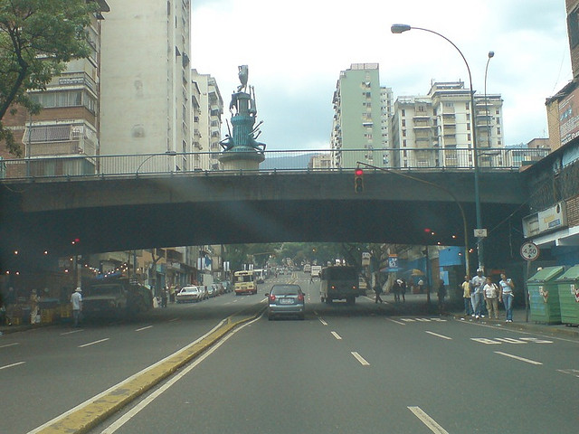 Cierran avenida Urdaneta a la altura de Puente Llaguno