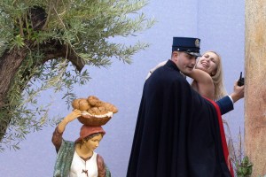 Liberan a mujer topless que intentó robarse el Niño Jesús del Vaticano