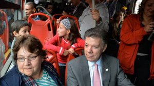 Como un pasajero más, presidente Santos viajó en transporte público (Fotos)