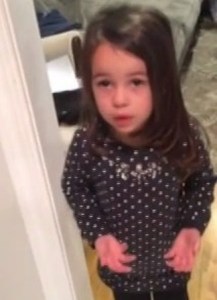 Esta adorable niña pide que pongan a su hermano en la “lista buena” de Santa