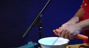 Peculiar músico convierte una zanahoria común en un funcional instrumento musical (Video)