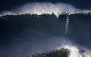 ¡DIOS SANTO!… contempla al temerario surfista en la increíble súper ola (LA FOTO)