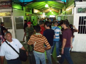 Usuarios abarrotan el Terminal de Maracay