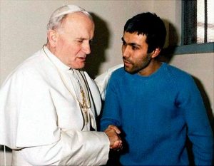 El turco que intentó matar a Juan Pablo II deja flores en su tumba