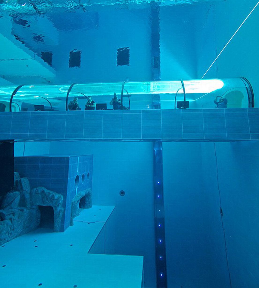 La piscina más profunda del mundo tiene 14 pisos (Fotos + Video)