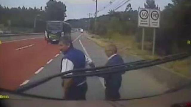 Conductor se baja del autobús para ayudar a viejito a cruzar (Video)