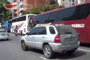 Los autobuses del Gobierno hacen cola para entrar a Caracas (Video)