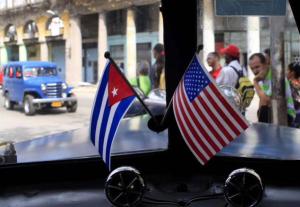 Arde Nicolás y los “revolucionarios”… cubanos ya cambiaron la bandera venezolana por la gringa (FOTOS)
