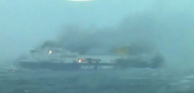 Por ahora han sido rescatadas 131 de las 478 personas del ferry italiano incendiado