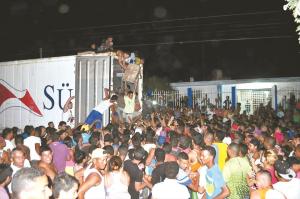 Saqueada gandola cargada con 14 mil kilos de pollo en Puerto Cabello