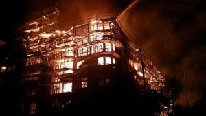 Un incendio en un edificio de Los Angeles provoca cierre de dos autopistas