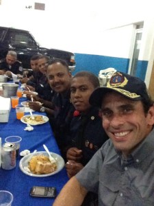 Capriles compartió cena de Nochebuena con Bomberos de Miranda en Higuerote