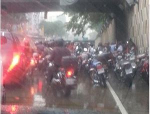 Motorizados generan tranca en la Av. Libertador para no mojarse (Foto)