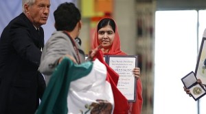 Multan a mexicano que irrumpió en ceremonia del Nobel