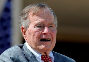 George H.W. Bush mejora pero continuará hospitalizado