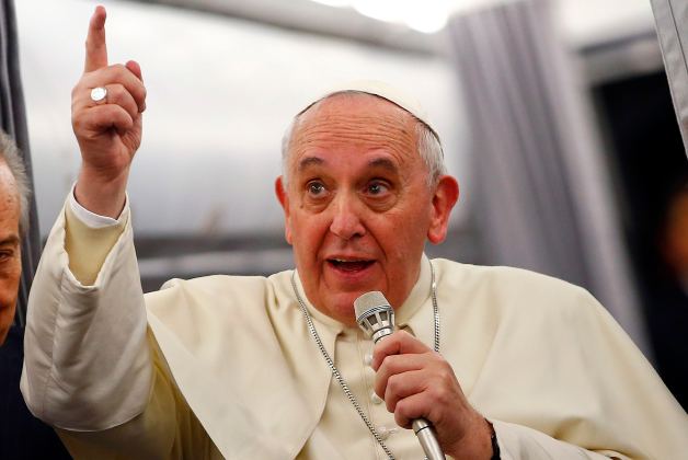 En la imagen de archivo, el Papa Francisco gesticula mientras habla a periodistas en su vuelo de regreso de Estambul a Roma