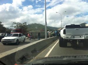 Un camión se volcó y cayó sobre vehículo en la bajada de Tazón (Fotos)