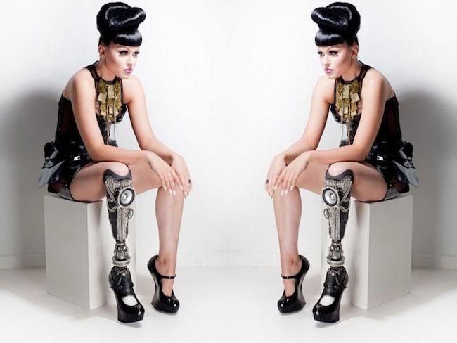 Conoce la cantante pop con una prótesis en su pierna (Video)