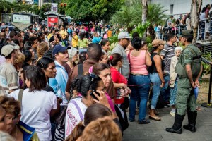 Para el 86,2% Maduro es el responsable de que se hagan colas para comprar alimentos (Hercon)