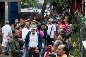 Un nuevo oficio en Venezuela: Los profesionales de las colas (Fotos)