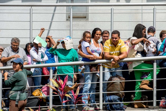 Mientras, los venezolanos siguen haciendo colas en supermercados y farmacias (Foto AFP)