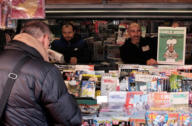 Charlie Hebdo con Mahoma en la portada vuela de los kioscos en Francia (Fotos)