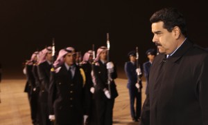 Maduro viaja a Argelia en un momento crítico para los dos países petroleros