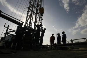 Petróleo de Texas baja un 1,41 % y cierra en 44 dólares