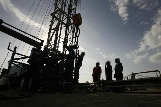 Trabajadores vistos en un campo petrolero en Cabinas, Venezuela