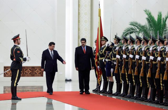 China's President Xi Jinping (2nd L) shows the way to Venezuela's President Nicolas Maduro as they review the honour guard during a welcome ceremony at the Great Hall of the People in Beijing, January 7, 2015. REUTERS/Andy Wong/Pool (CHINA - Tags: POLITICS) (Foto Reuters)