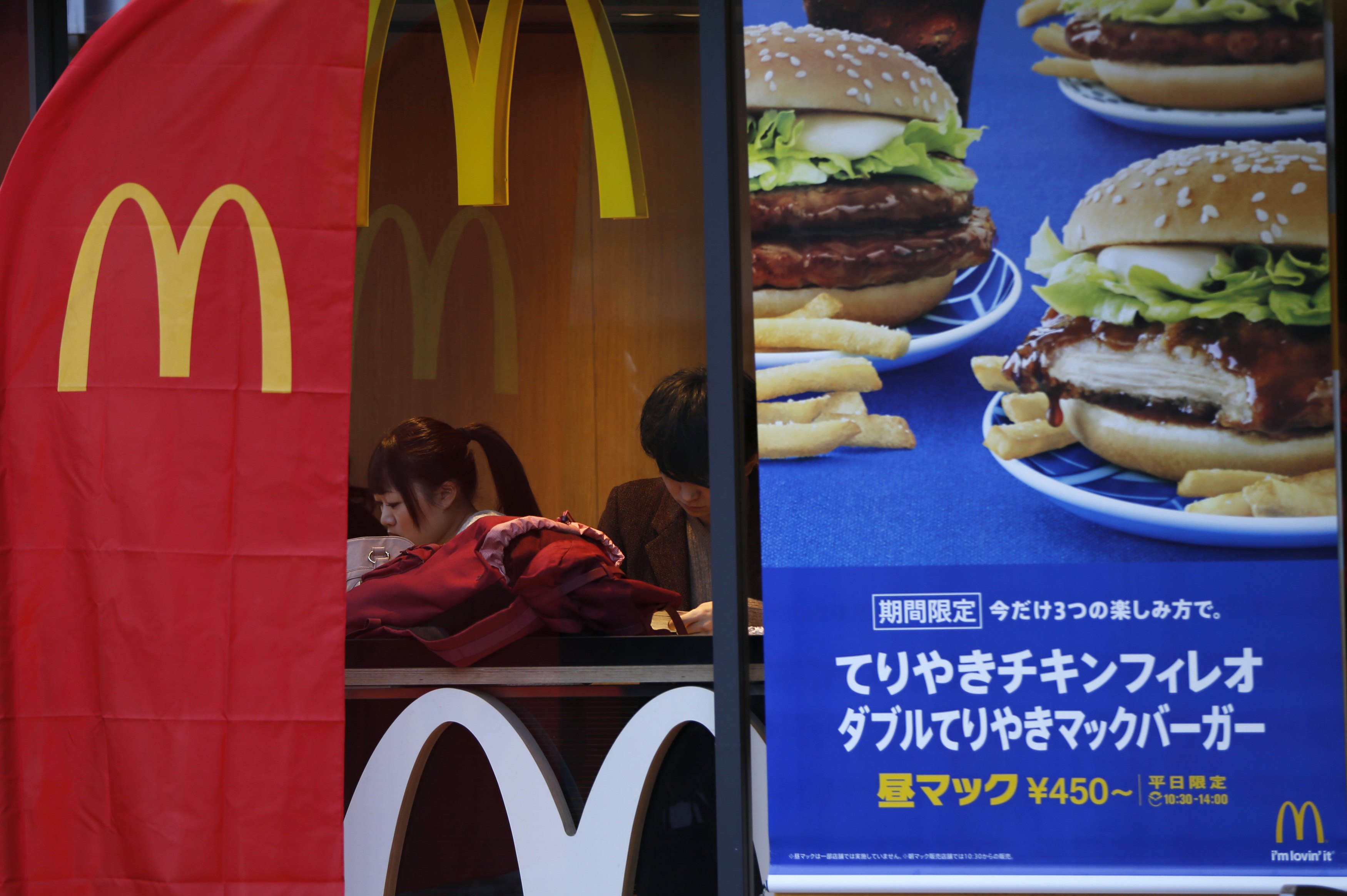 Más trozos de “materia dental” en una hamburguesa McDonald’s en Japón