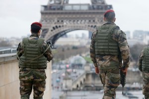Caen los visitantes a la Torre Eiffel tras atentados de noviembre
