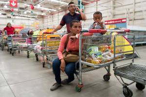 El País: El vía crucis de comprar comida en Venezuela