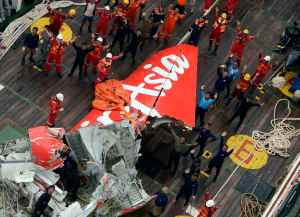 Suben a la superficie la cola del avión de AirAsia que cayó al mar en Indonesia (Fotos)