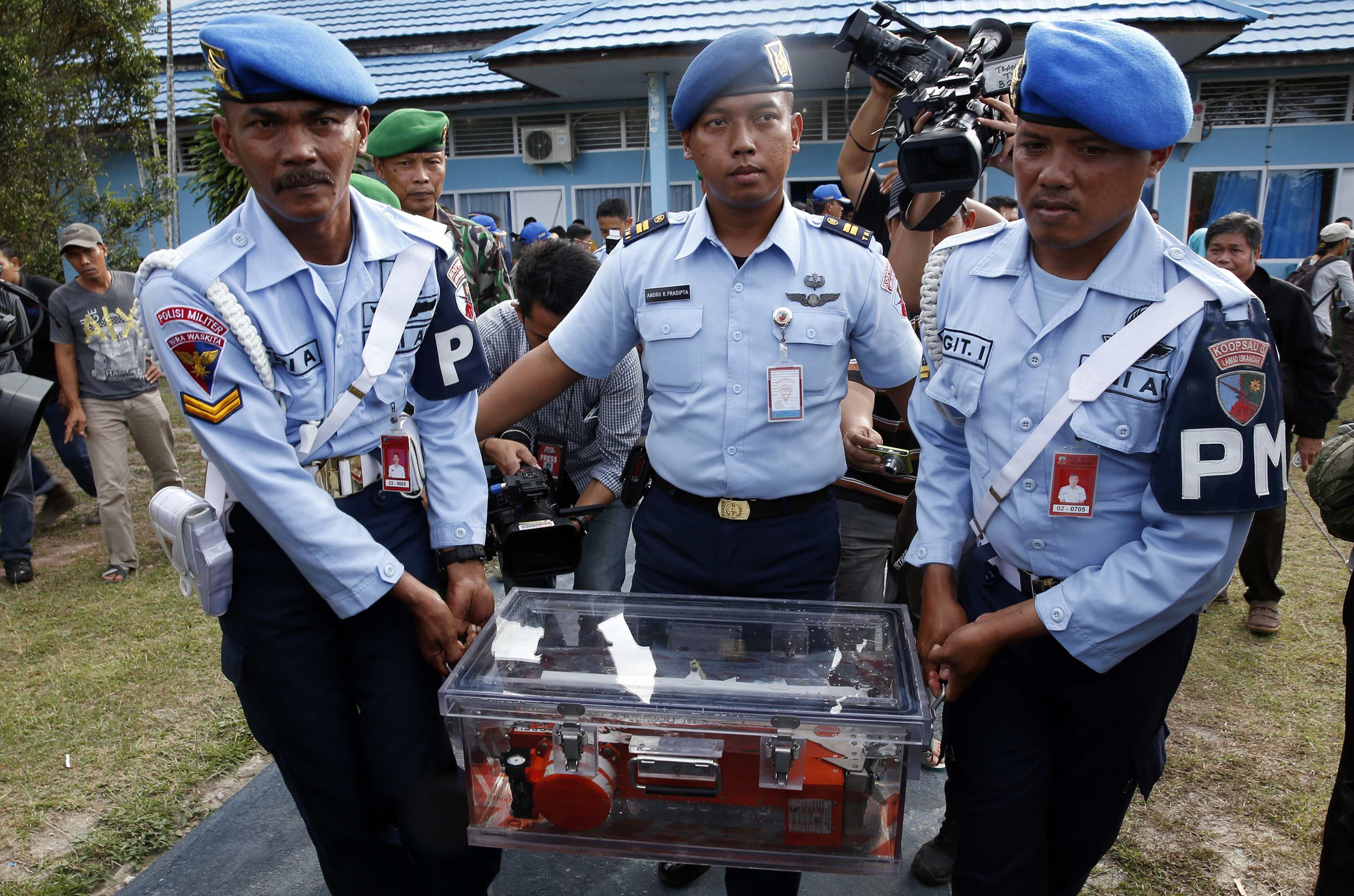 Recuperan una de las dos cajas negras del avión de AirAsia (Fotos)