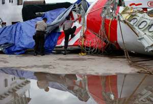 Avión de AirAsia cayó al mar de Java en tres minutos