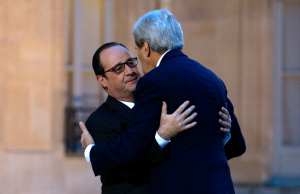 Kerry abraza a Hollande y dice que comparte el dolor de los franceses