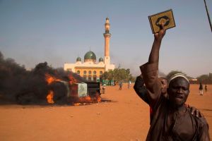 Al menos siete iglesias quemadas en Níger durante protestas contra Charlie Hebdo