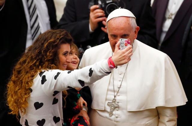 Una mujer y su hija se toman un selfie con el Papa (Foto Reuters)