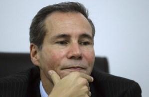 Exigen esclarecer muerte del fiscal Nisman un año después