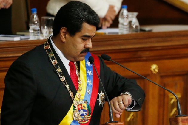 Maduro mira su reloj mientras da su discurso anual en la Asamblea Nacional en Caracas