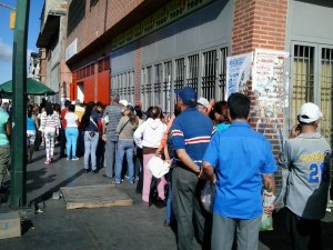 Compradores hacen largas colas para adquirir productos de primera necesidad (Fotos)