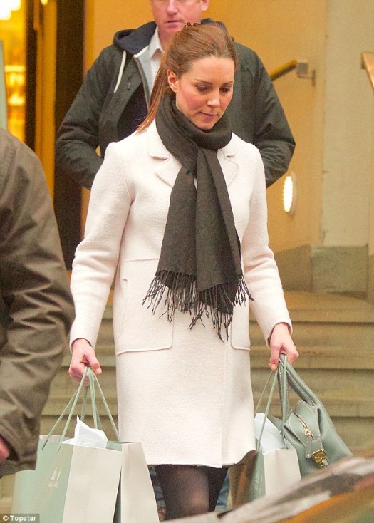 24CAD7C700000578-2914915-Shopping_The_Duchess_wearing_a_cream_coat_was_seen_carrying_her_-a-25_1421534844883