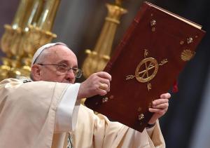 El papa Francisco dice que cristianos deben caminar atentos, incansables y valientes