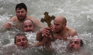 Cristianos ortodoxos celebran la Epifanía zambulléndose en aguas heladas